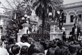 Fotografía de estudiantes secundarios frente al Congreso Nacional