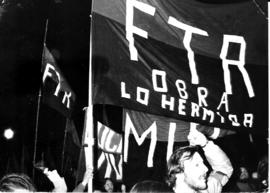 Fotografía bandera del FTR en manifestación