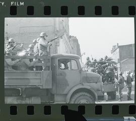 Negativo de militares armados en las calles
