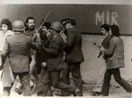 Fotografía de carabineros y civiles armados