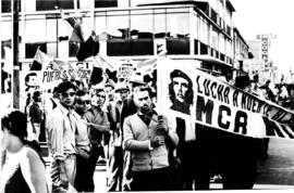 Trabajadores con lienzo del Che Guevara
