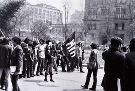 Fotografía bandera del MIR en manifestación de secundarios