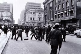 Fotografía de Carabineros reprimiendo manifestación