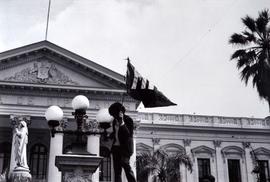 Fotografía de joven con bandera frente al Congreso Nacional