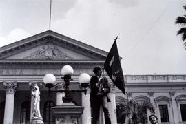 Fotografía de estudiante con bandera frente al Congreso Nacional