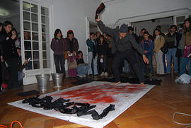 Gonzalo Rabanal en medio de performance