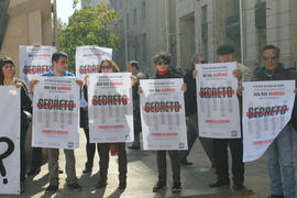 Personas manifestándose afuera de La Moneda con afiches de No + Archivos Secretos