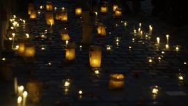 Velas y claveles sobre adoquines conmemorativos en Londres 38 durante actividad por Golpe de Esta...