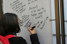 Persona escribiendo en pizarra durante el Día del Patrimonio 2014