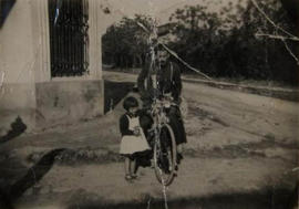 Nelsa Gadea con una bicicleta